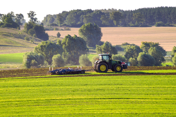 Zoom: ab17_produktionssicherheit_fotolia_69028838_arbeiten_auf_dem_feld.jpg